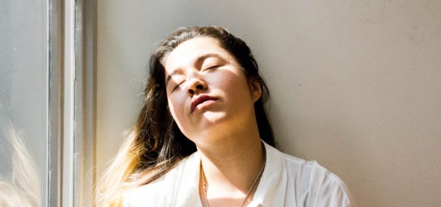 This woman fell asleep at work from exhaustion, a sign of insomnia and suicide.